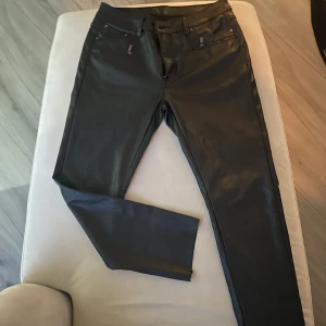 Skinbyxor - Låg/mid Rise svarta skinbyxor. Aldrig använda 