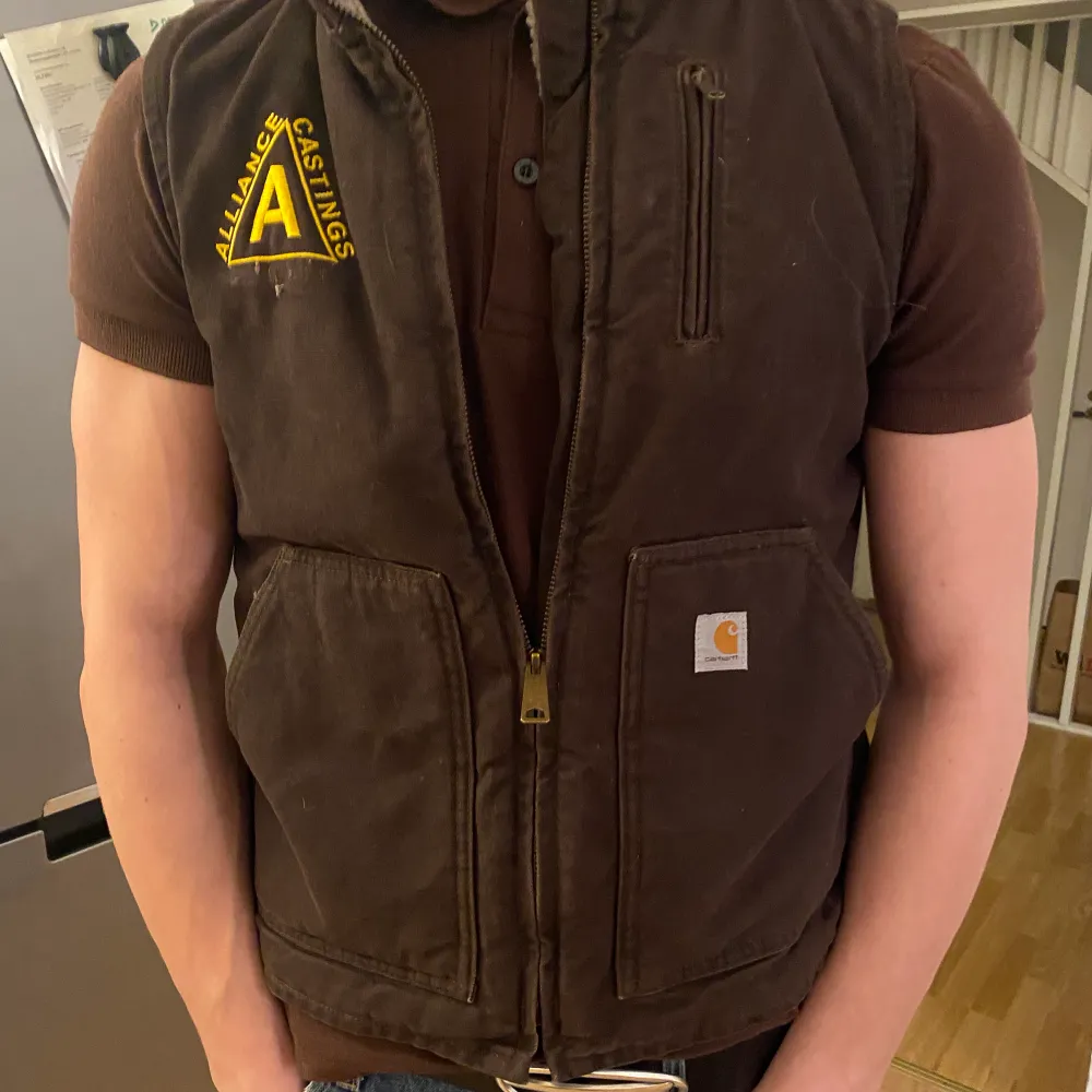 Säljer min choklad bruna vintage väst från carhartt då jag har växt ur den. Den är i bra skick för att vara vintage. Jag är 183 . Jackor.