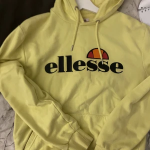 Ellesse hoodie - Snygg varm hoodie från ellesse i mycket bra skick! Inga defekter. 
