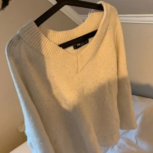 Vit stickad tröja  - Vit stickad tröja med V-ringning från New yorker💕