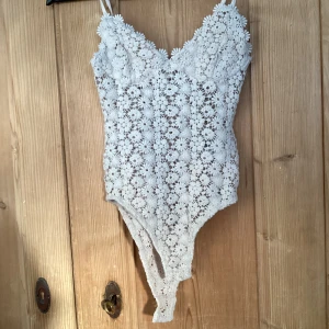 Spets/ brodyr body - Snygg broderad spetsbody