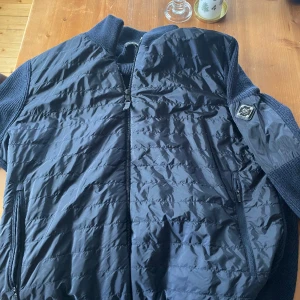 J Lindeberg cardigan  - Säljer min sjukt snygga cardigan den är andvönd men den är fortfarande i jättebra skick! Den ör väldigt liten i storlek så den passar l och m. Nypris ligger på 2000