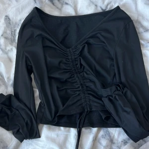 Tröja från Shein - Jättefin tröja från Shein med snörning vid magen. Bra skick.