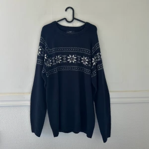 stickad tröja - frakt tillkommer, pris kan diskuteras, betalning sker via swish, hör av er vid frågor & intresse.