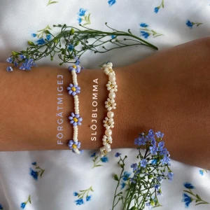 Blommigt armband  - Blommiga vackra armband! Går att få i vilken färg som helst🤍 Förgätmigej: 39kr Slöjblomma: 49kr Båda för: 79kr💐 Frakt är 18kr