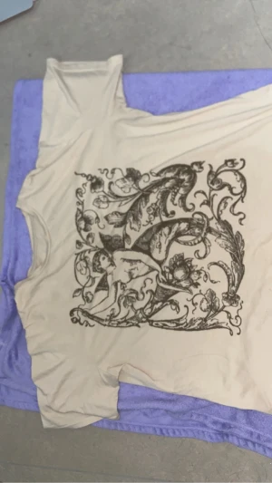 Grunge t-shirt 💚 - Grunge t-shirt från SHEIN  Sick: använt inte så många gånger! Pris kan diskuteras!🩷💬