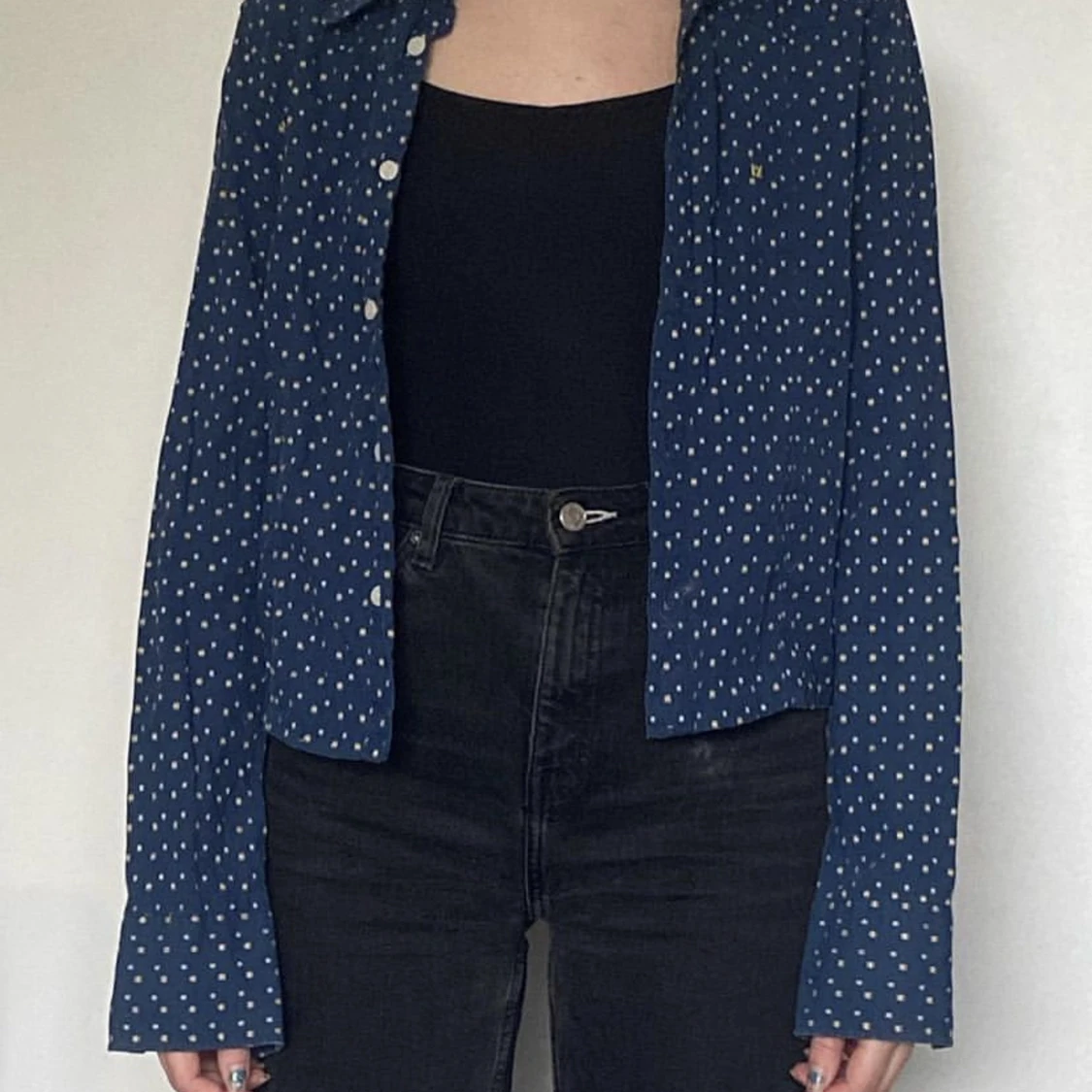 Blå skjorta med prickar - 90