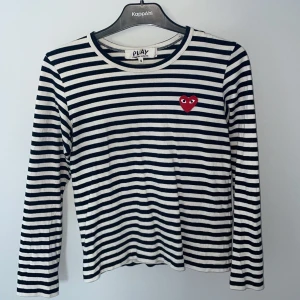 Comme des garcons tröja  - Comme des garcons tröja, nästan i nyskick alltså väldigt fin kvalite fortfarande.  Köparen står för frakten och pris kan diskuteras 💗💗