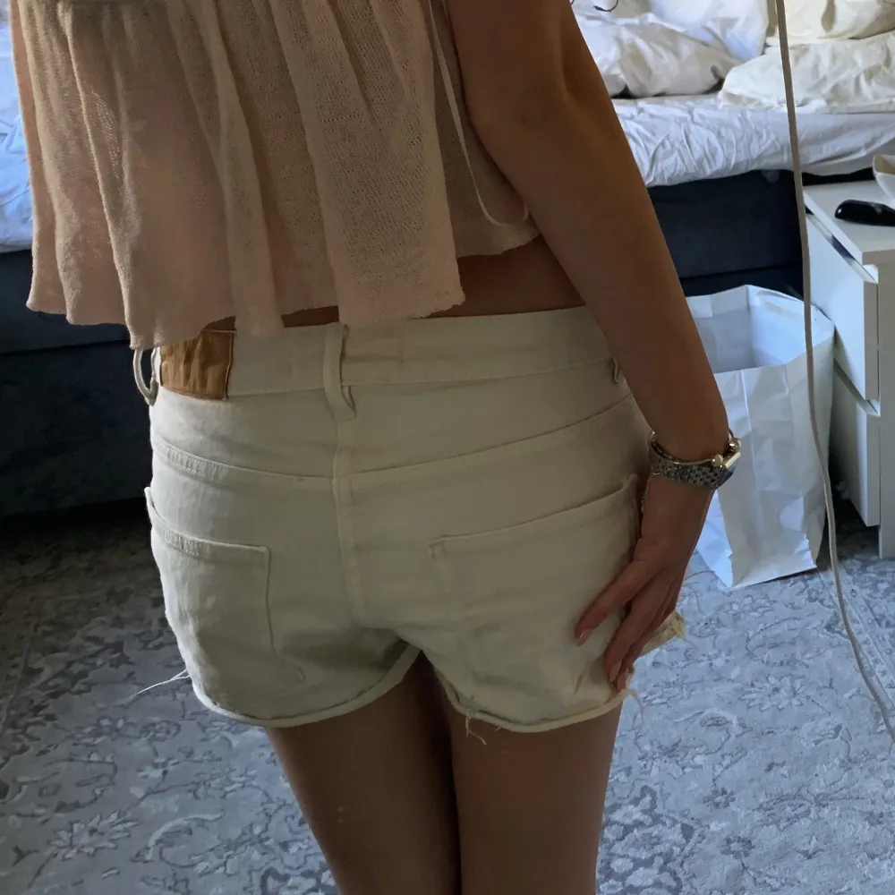 Super snygga jeans shorts i en kräm vit färg perfekt till sommaren!!🤩💕. Shorts.