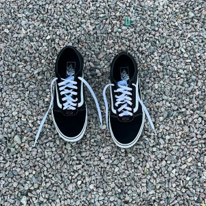 Vans - Vans som var inköpta runt jul. Köpta för 899 då dom inte passar använder jag dem aldrig strlk 43