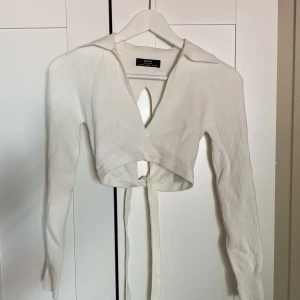 Långärmad men knyte i ryggen - Urringad långärmad med krage från BERSHKA med knyte i ryggen, stretchiga och skön. Endast testad! 