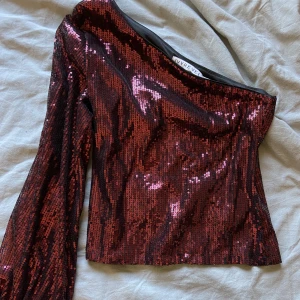 Glittertopp - Säljer denna helt oanvända röda festtoppen❤️ Topp:160 Frakt:43
