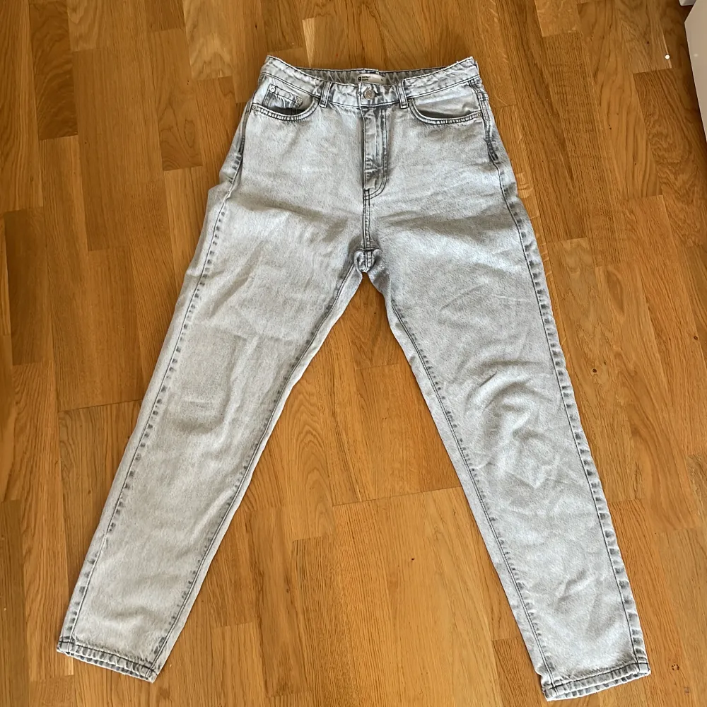Dessa snygga jeans är i storlek 36 och kommer från Ginatricot, stilen på jeansen är med mening ”slitna” Dem är lite skavda mellan benen som man kan se på bild två annars är byxor i bra skick☺️ köparen står för frakten!. Jeans & Byxor.