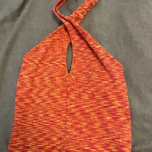 Topp - Säljer denna fina somriga topp från Gina tricot köptes för ca 2 år sen.