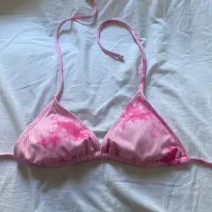 Säljer denna shein bikini som knappt är använd då jag inte riktigt gillar färgen på mig. Bikini underdelen går att köpa till vid önskemål för en liten slant extra. Jag står ej för kostanden på frakten. 