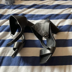 Svarta klackar - Ärvda men inte i min storlek tyvärr. Breda 41or. Ganska använda 