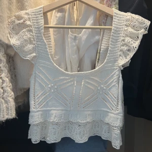 Zara topp - Stickad topp från Zara. Helt orörd utan defekter och köptes förra sommaren. Den är i M men passar S/Xs Köp för 150kr +frakt💞