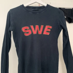 Topp med tryck - Jätte fin långärmad med tryck. Köptes second hand men använder inte längre. Bra skick.