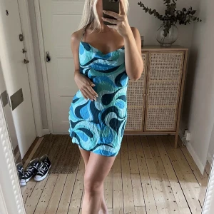 Klänning Zara - Fin klänning från Zara. Köpt här på plick men var tyvärr något för stor för mig. Står storlek M men passar S. Lånade bilder