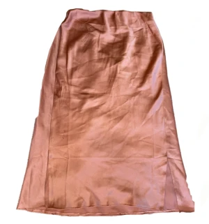 Rosa sidenkjol - Säljer då den inte längre kommer till användning. Super skön till sommaren. Lågmidjad!