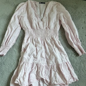 Zara klänning  - Superfin klänning från zara som jag köpte förra sommaren, skriv för fler bilder eller frågor💕