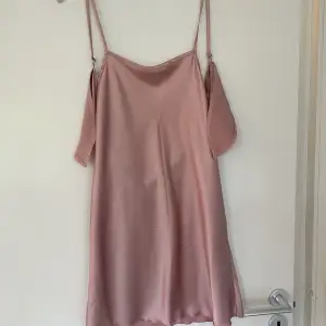 Super söt rosa skimmrig klänning i satin💕Aldrig använd 