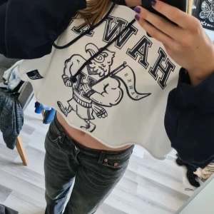 Hoodie - En vit och marinblå croppad hoodie med tryck