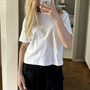 Basic T-shirt  - Säljer denna vita t-shirten från gina (har i aprikos också). Bara använd ett fåtal gånger och är i toppen skick, tjockt och bra tyg 💕 