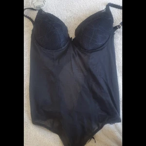 Svart korset top 85B - Svart helt ny korset top. Helt oanvänd! Super söt med inbyggd BH. Svart mesh. Öppen i ryggen😍💗