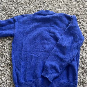 Stickad tröja  - Blå stickad tröja💙