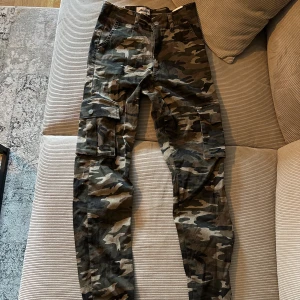 Cargopants  - Cargopants i militär mönster. Storlek S
