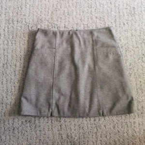 Kostymkjol - Kjolen är i super bra skick och i mjuka material, det skulle vara mysigt när man har på sig. Mått för kjol är 34cm i midja och 37cm i längden.