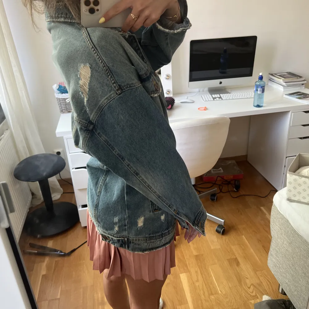 Oversized jeansjacka med lite slitningar. Jackor.