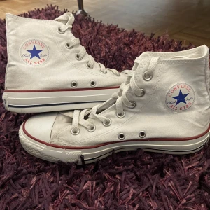 Vita converse, 36 - Vita converse i bra skick, storlek 36 men passar även 37. Använda men är inte slitna eller förstörda. Original pris: 700 kr
