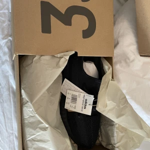 Yeezy 350 onyx - Helt nya storlek 44