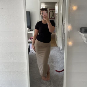 Beige långkjol - Såå fin lågmidjad kjol med slits jag köpte i en liten butik i Grebbestad. Använd fåtal gånger så mycket fint skick!! Köpt för omkring 300kr. 