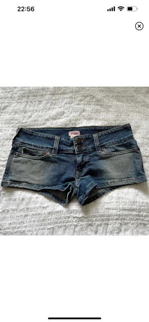 Jeans shorts  - Lågmidjade jeansshorts från Hollister. Y2k, 2000s, går inte att få tag på längre! Använda men i bra skick, säljer pga de är för små. Storlek 1 (W25). Midjemått 76 cm, grenhöjd 16.5 cm. Priset går inte att diskutera. Använd gärna KÖP NU om du vill köpa.