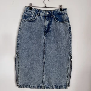 Jeanskjol  - Snygg Denimkjol Med Slits. Storlek 34 men passar även en 36