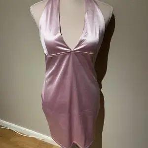 Super fin rosa klänning i silke. Aldrig använd bara testad! Liten i storleken, den är som en M!! Frakt kostar 65kr