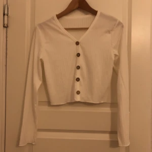 Topp - Jättefin topp som kan användas som en kofta🌸 Rekommenderar att ha en linne under eftersom den är lite genomskinlig🌸