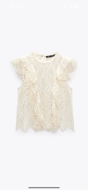 Spets topp med volanger - Säljer denna populära och slutsålda spets toppen från zara. Aldrig använd!