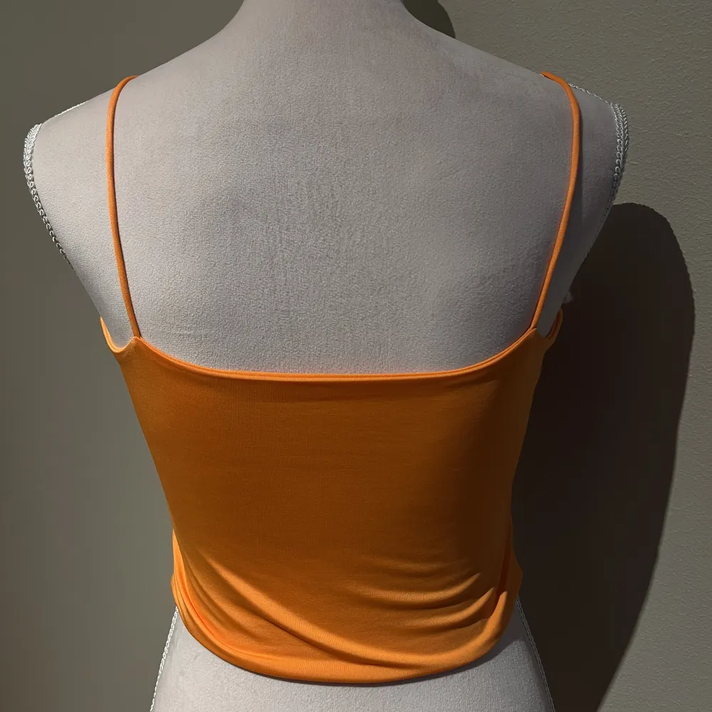 Ett snyggt oranget linne som är mycket mer skrikorange i verkligenheten! Använd 1-2 gånger. Frakt kostar 45kr . Toppar.
