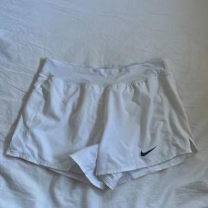 Säljer ett par Nike shorts, väl använda men bra skick! Storlek M! 