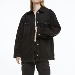 Svart jeansjacka  - En jättefin svart jeansjacka från H&M💕använder tyvärr inte längre. Den är i xxs men stor i storleken som en M