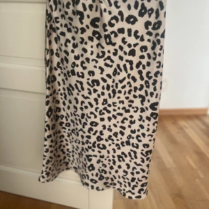 Mönstrad satinkjol  - Leopard satinkjol från Lindex. Använd 1 gång på en fest jag skulle på. Strl 158 alltså till 12-13 åringar men passar mig som fyller 15.