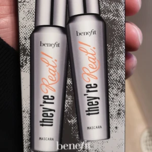 Benefit  - Paket med två Benefit mascara. En favorit i repris. Sist slogs ni om den. Så här kommer en ny paket med två mascara i. 