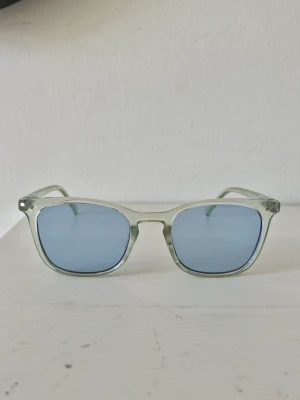 Solglasögon - Nice blåa glajjer, bra kvalle!