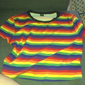 Regnbågsfärgad t-shirt  - Oanvänd t-shirt från Shein i storlek L, men skulle säga att den passar som M också.  Pris: 199kr eller skriv prisförslag!