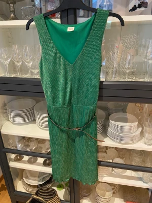 klänning från Esprit strl 38 - med guld glitter 