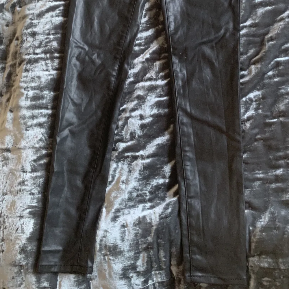 Svarta byxor i storlek 28 av märket Armani. Nyskick! Material: 69% MODAL 40% POLYESTER  1% ELASTAN . Jeans & Byxor.